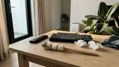 남는 손뜨개 솜으로 리모컨 버튼 틈새 청소하는 초간단 방법