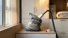 압축팩 없어도 된다, 비닐봉투와 종이컵으로 겨울옷 3초 압축하는 법