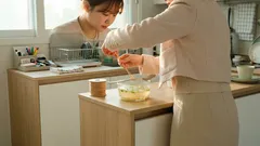 스푼이 그릇 안으로 퐁당? 고무줄 하나로 미끄럼 방지하는 10초 꿀팁