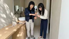 립글로스 뚜껑 안 열릴 때, 마스킹테이프와 고무줄로 10초 해결하는 법