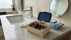 웨트티슈 뚜껑으로 헤어핀 정리 끝, 세면대 앞 1분 수납 아이디어