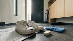 다이소 스니커즈 지우개 써보니, 물 없이 흰 운동화 검은 자국이 얼마나 지워질까